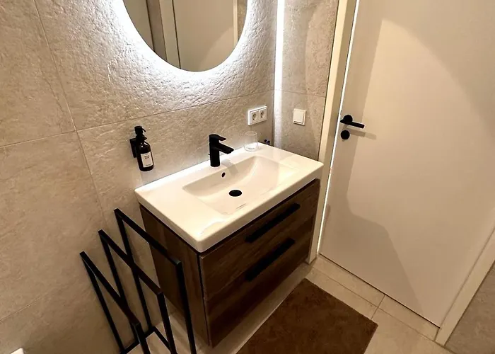 Miacasa I Zentral I Parkplatz I Waschtrockner I Schreibtisch Apartman